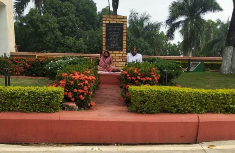 गाडरवारा विधायक सुनीता जी पटेल का विधानसभा परिसर में राष्ट्रपिता महात्मा गांधी जी की प्रतिमा के सामने धरना प्रदर्शन।